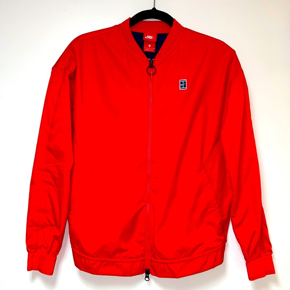 NIKE COURT WIND JACKET IN RED